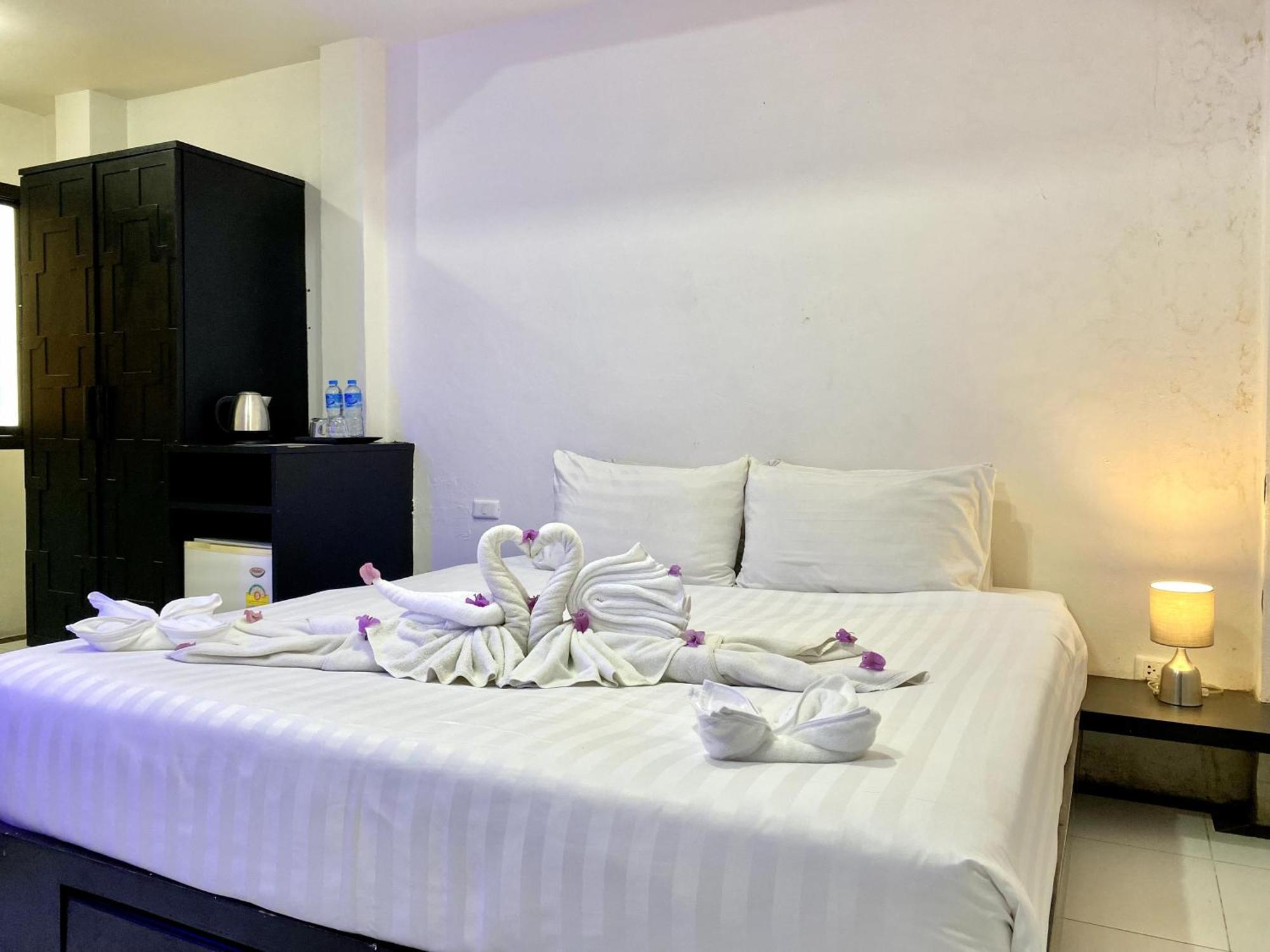 Beachwalk Patong Экстерьер фото